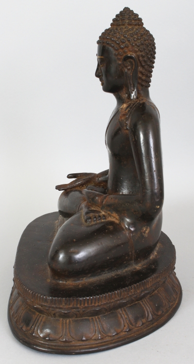 A 19TH/20TH CENTURY BURMESE BRONZE FIGURE OF BUDDHA, seated in dhyanasana on a double lotus - Image 4 of 8