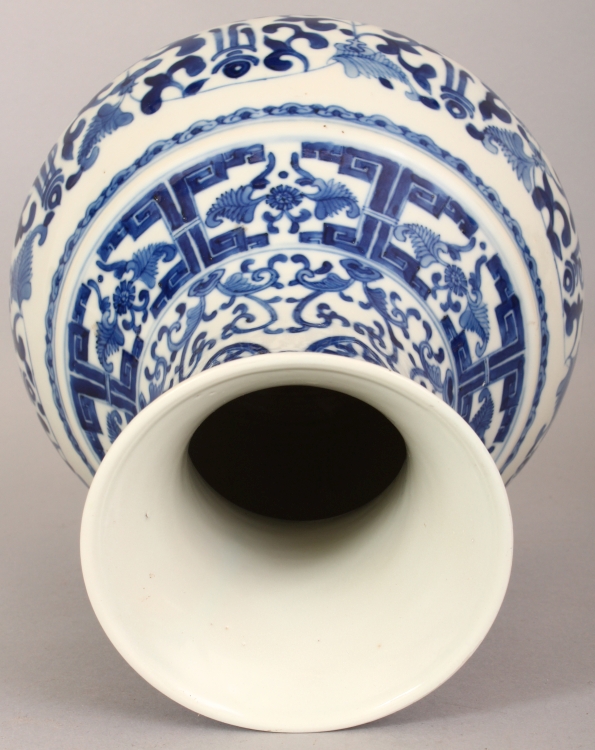 A GOOD QUALITY 19TH CENTURY CHINESE BLUE & WHITE PORCELAIN VASE, painted with formal foliage - Image 7 of 9