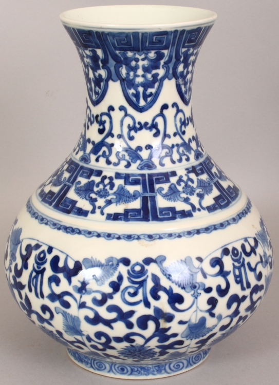 A GOOD QUALITY 19TH CENTURY CHINESE BLUE & WHITE PORCELAIN VASE, painted with formal foliage - Image 2 of 9