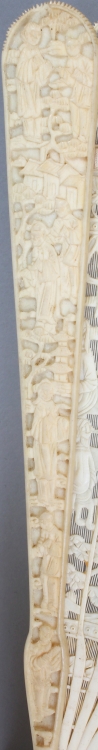 A GOOD 19TH CENTURY CHINESE CANTON IVORY FAN, comprising 16 inner sticks and two guard sticks, the - Image 6 of 7