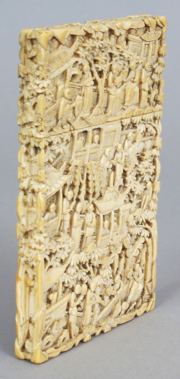 A GOOD QUALITY 19TH CENTURY CHINESE CANTON IVORY CARD CASE, carved overall with finely detailed - Image 3 of 5
