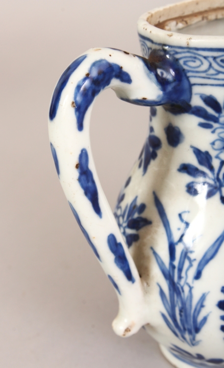 A CHINESE KANGXI PERIOD BLUE & WHITE PORCELAIN EWER, painted in a good tone of underglaze-blue - Image 6 of 8