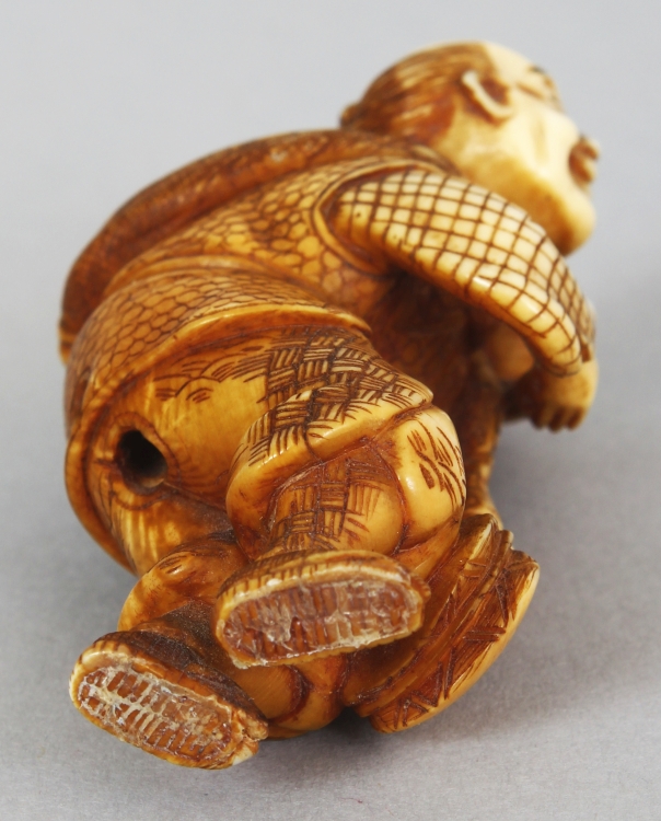 A GOOD QUALITY JAPANESE MEIJI PERIOD STAINED IVORY NETSUKE OF A MONKEY PERFORMER, unsigned, the - Image 5 of 5