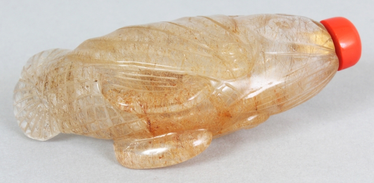 A 19TH/20TH CENTURY CHINESE HAIR ROCK CRYSTAL SNUFF BOTTLE & STOPPER, carved in the form of a - Image 5 of 6