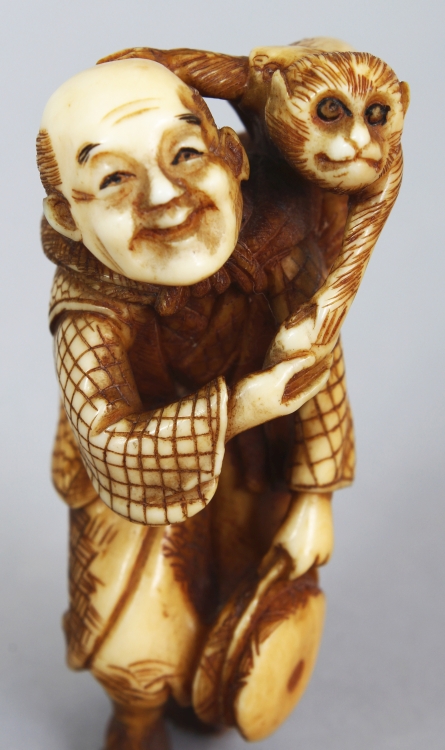 A GOOD QUALITY JAPANESE MEIJI PERIOD STAINED IVORY NETSUKE OF A MONKEY PERFORMER, unsigned, the - Image 4 of 5