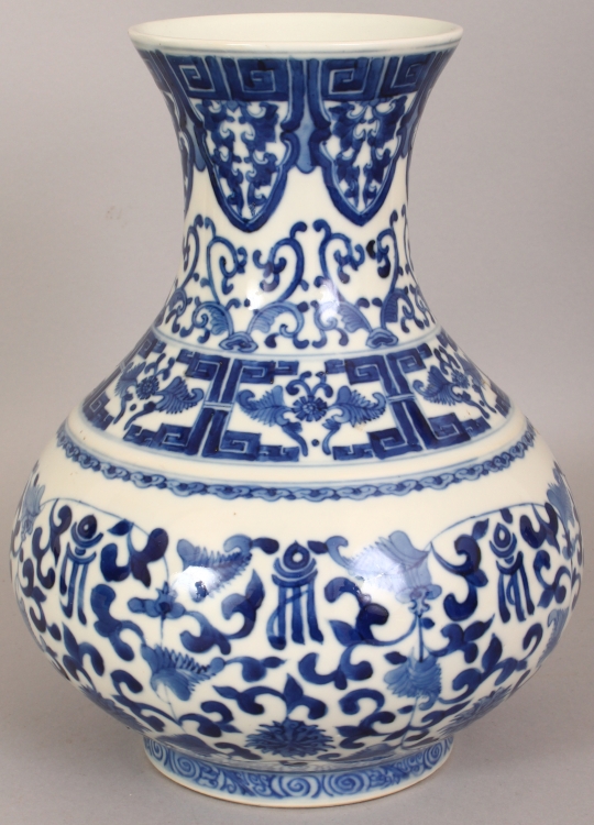 A GOOD QUALITY 19TH CENTURY CHINESE BLUE & WHITE PORCELAIN VASE, painted with formal foliage - Image 3 of 9