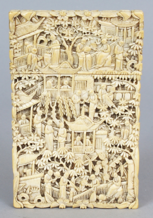 A GOOD QUALITY 19TH CENTURY CHINESE CANTON IVORY CARD CASE, carved overall with finely detailed