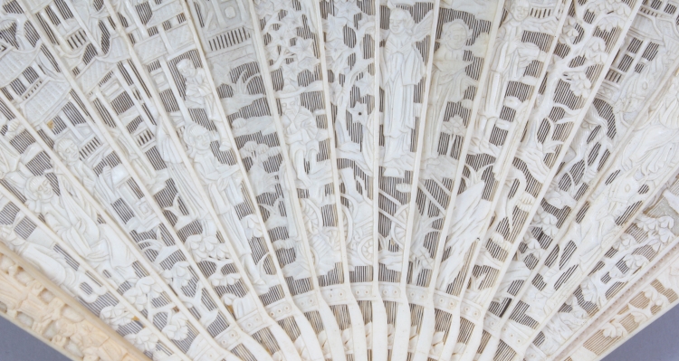 A GOOD 19TH CENTURY CHINESE CANTON IVORY FAN, comprising 16 inner sticks and two guard sticks, the - Image 4 of 7