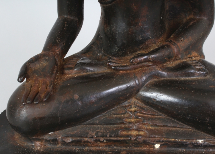 A 19TH/20TH CENTURY BURMESE BRONZE FIGURE OF BUDDHA, seated in dhyanasana on a double lotus - Image 6 of 8