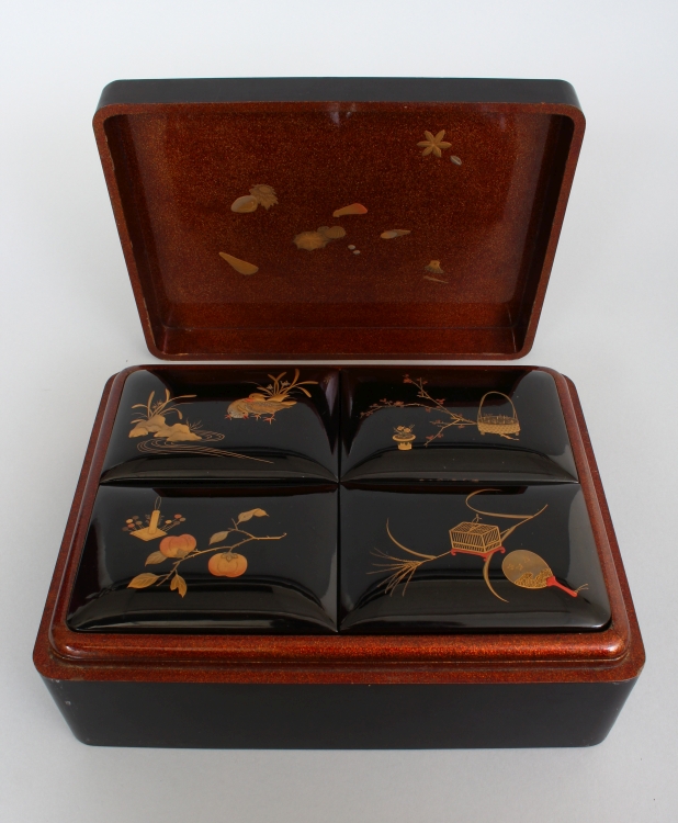 A GOOD QUALITY SIGNED JAPANESE MEIJI PERIOD LACQUERED WOOD BOX & COVER, with four interior fitted - Image 2 of 7