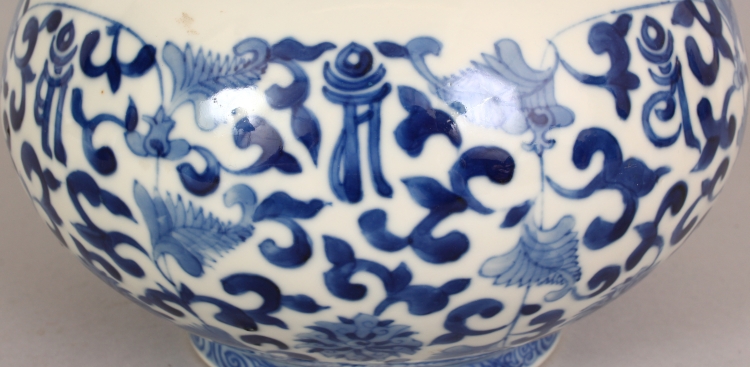 A GOOD QUALITY 19TH CENTURY CHINESE BLUE & WHITE PORCELAIN VASE, painted with formal foliage - Image 5 of 9