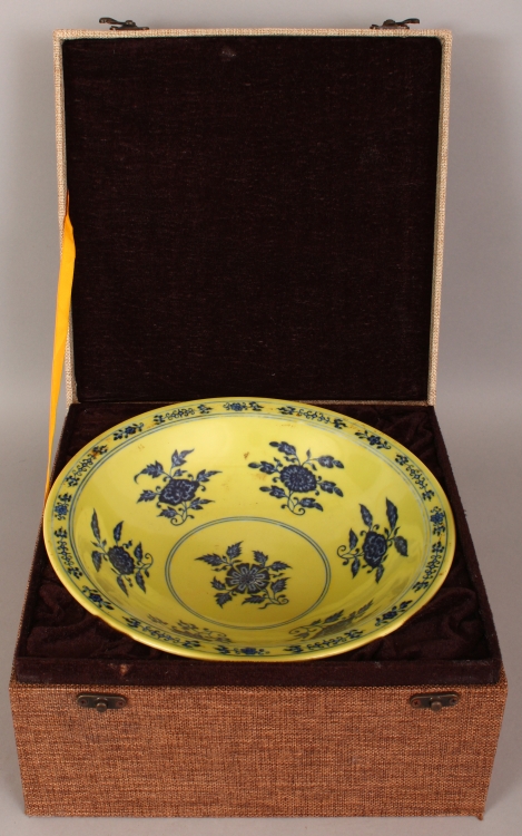 A GOOD QUALITY CHINESE MING STYLE YELLOW GROUND BLUE & WHITE PORCELAIN BOWL, together with a - Image 8 of 8