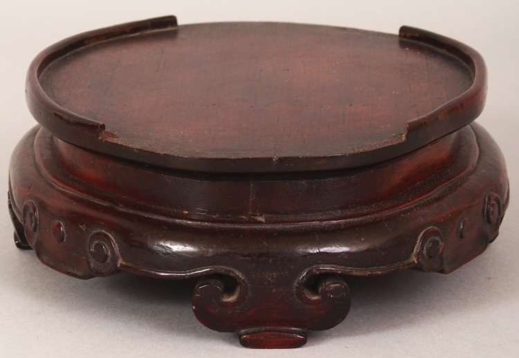 A 19TH CENTURY CHINESE OVAL CARVED HARDWOOD STAND, with ruyi form feet and ruyi carved frieze, 7.8in - Image 3 of 9