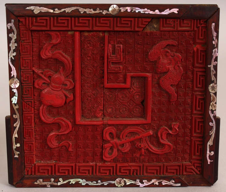 A 19TH/20TH CENTURY CHINESE RED CINNABAR LACQUER & HARDWOOD TABLE SCREEN, the screen carved with a - Image 5 of 6