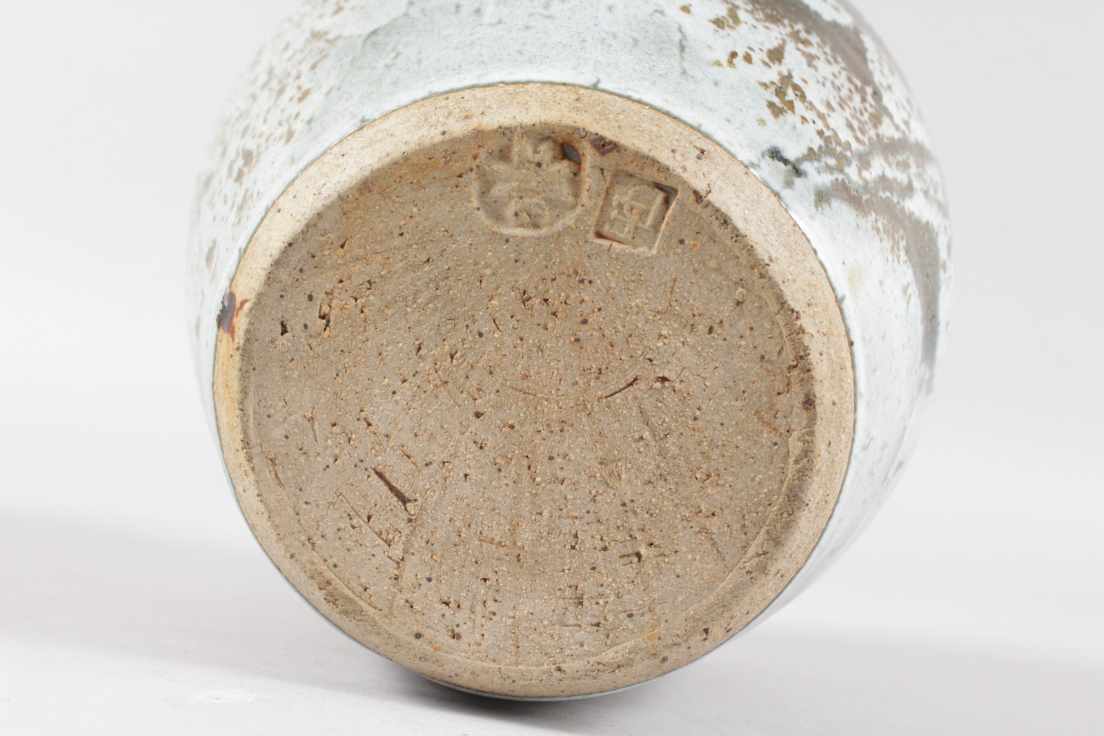 A SPECKLED STONEWARE STUDIO POTTERY VASE by DAVID E. ELLIS, CIRCA. 1955, stamped DE entwined and - Image 6 of 7