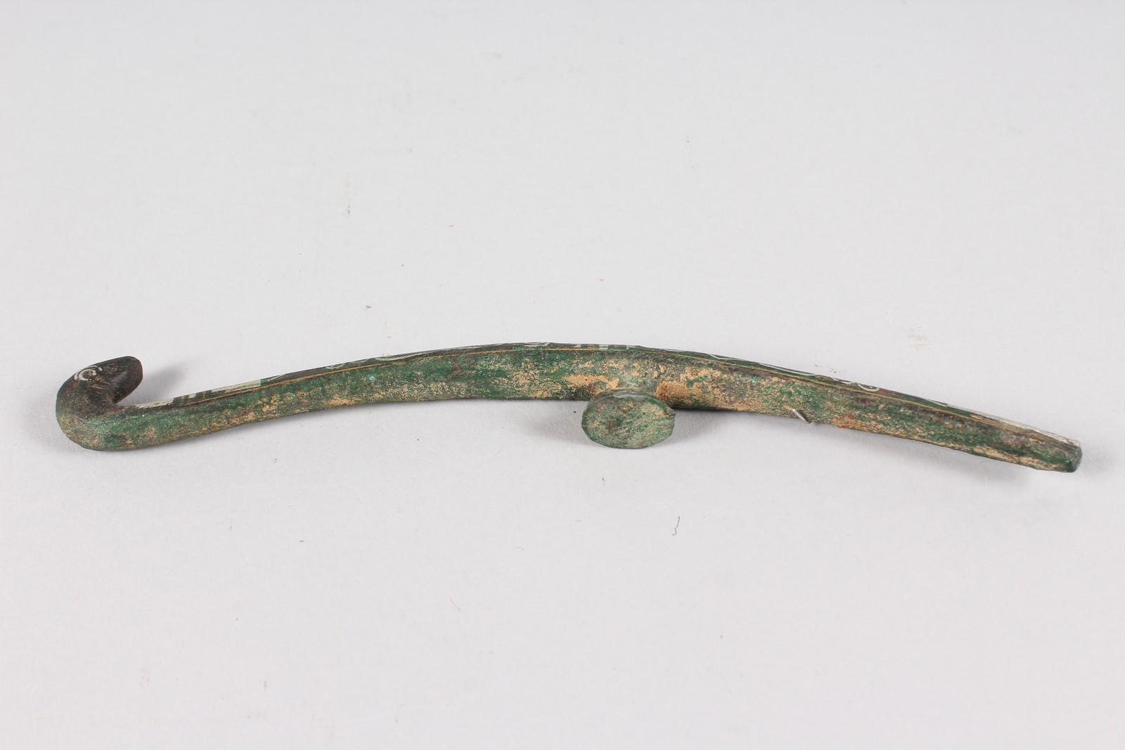 A CHINESE INLAID BRONZE BELT HOOK. 7.5ins long. - Image 4 of 4