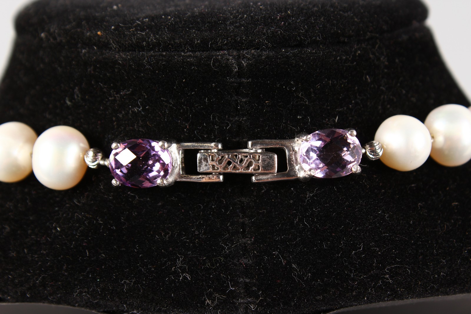 A SILVER, AMETHYST, PEARL AND BAROQUE PEARL NECKLACE. - Image 5 of 5