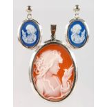 A SILVER CAMEO PENDANT AND EARRINGS.
