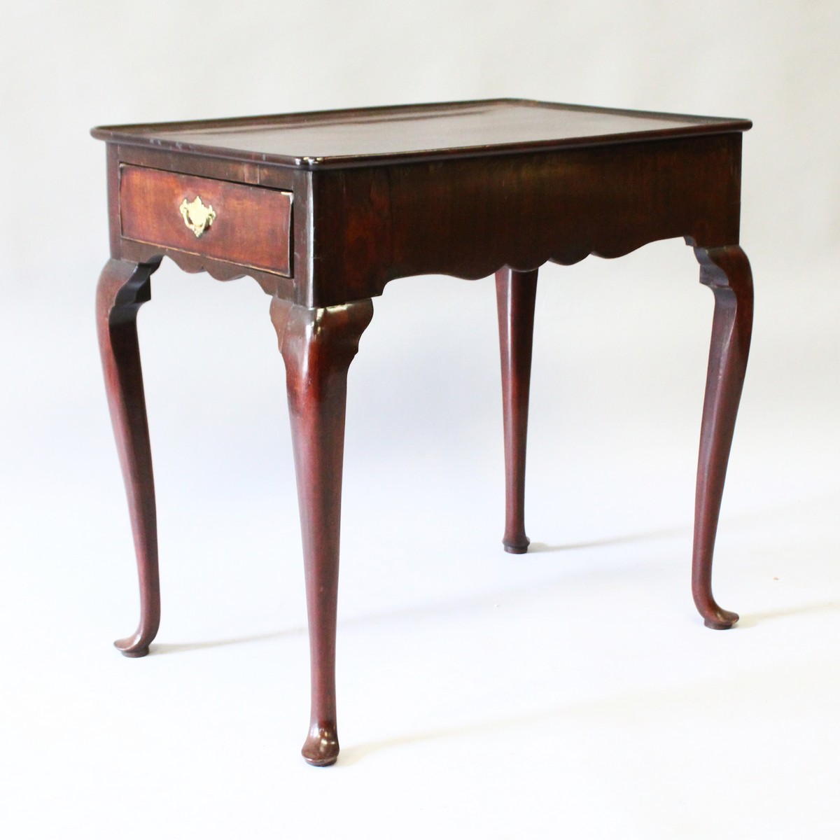 A GEORGIAN MAHOGANY RECTANGULAR TRAY TOP SILVER TABLE with end drawers with brass handles, supported