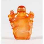 A CHINESE AGATE SNUFF BOTTLE.