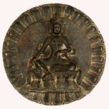 A 19TH/20TH CENTURY CHINESE CIRCULAR BRONZE PLAQUE, cast in high relief to its centre with