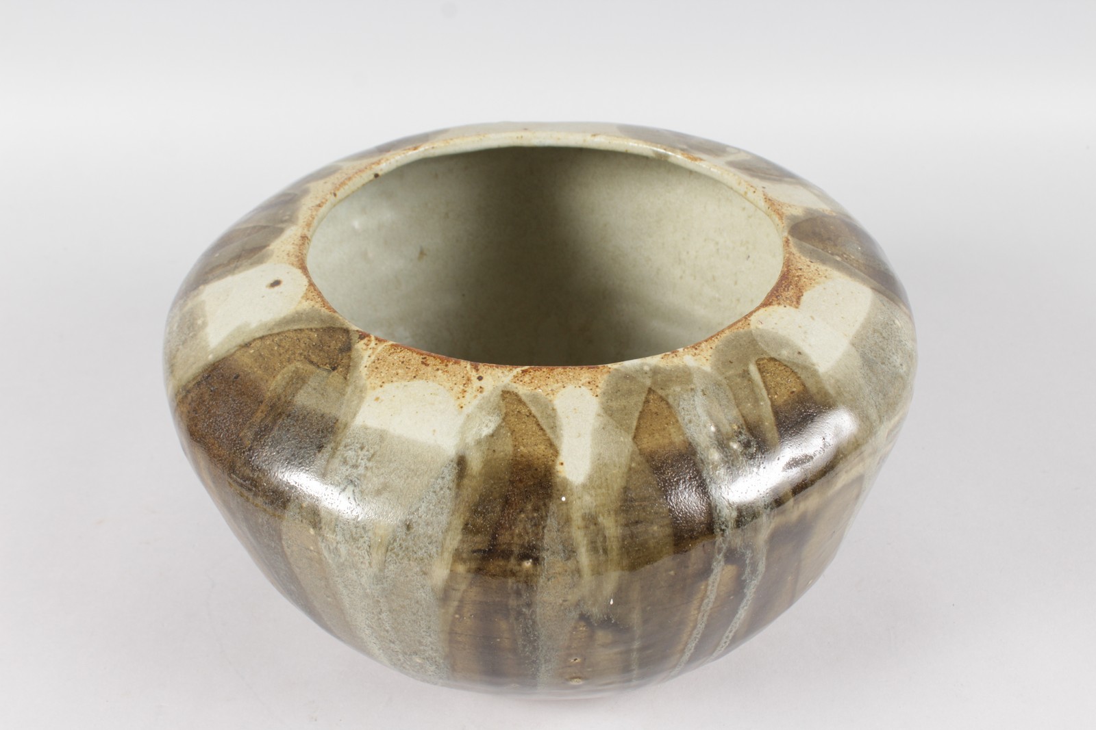 A LARGE STONEWARE POTTERY BOWL. Incised signature JANET HARPER. 7ins high, 12ins diameter. - Image 5 of 9
