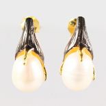 A PAIR OF SILVER AND GOLD PLATED PEARL EARRINGS.