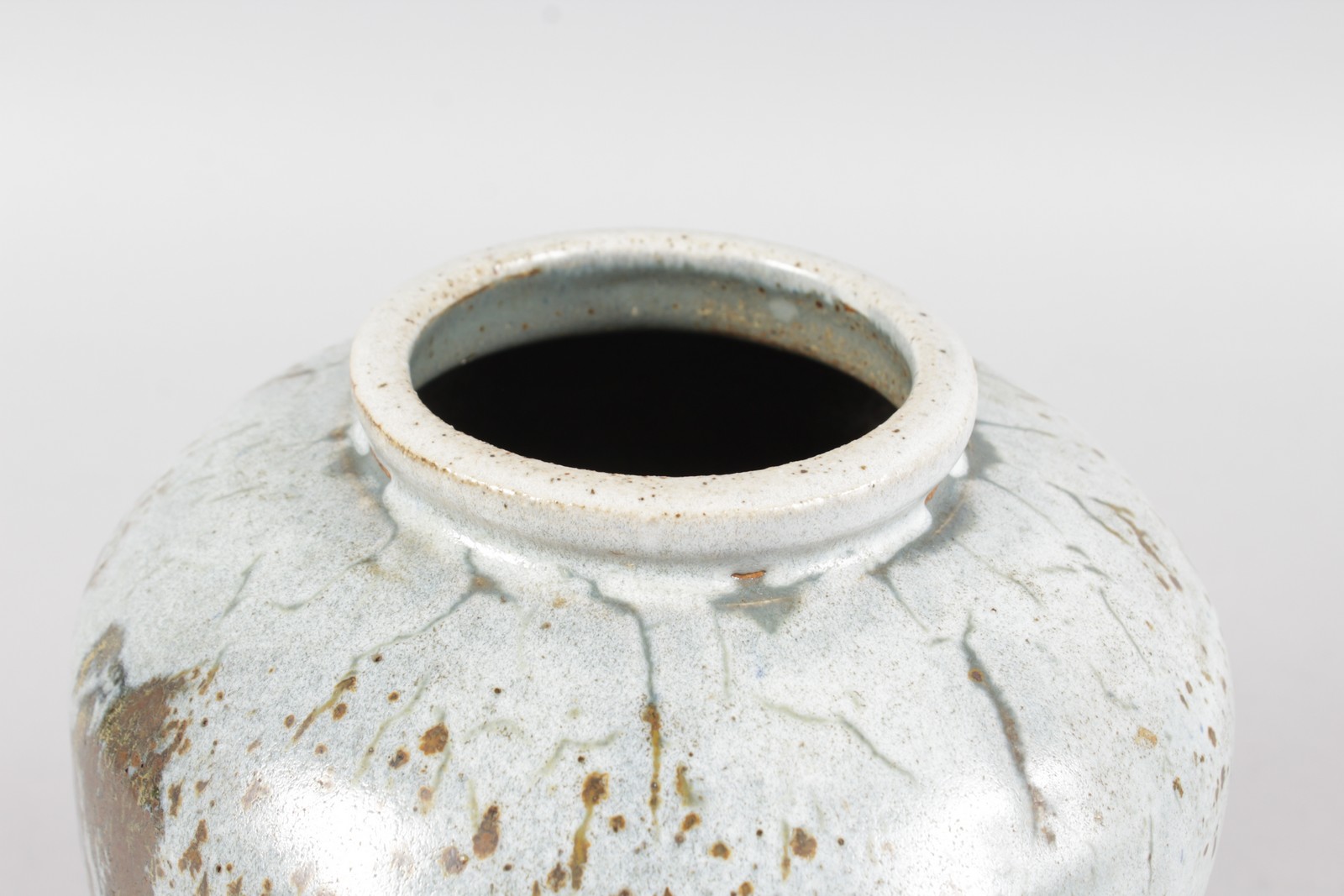 A SPECKLED STONEWARE STUDIO POTTERY VASE by DAVID E. ELLIS, CIRCA. 1955, stamped DE entwined and - Image 5 of 7