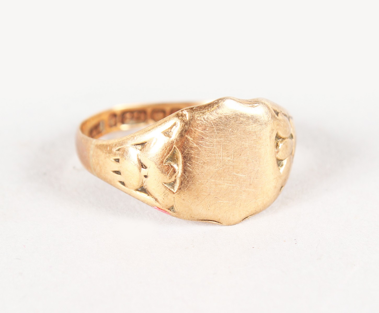 THREE 18CT GOLD RINGS, two others, a signet ring and a cameo (7). - Image 6 of 8