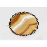 AN AGATE BROOCH.