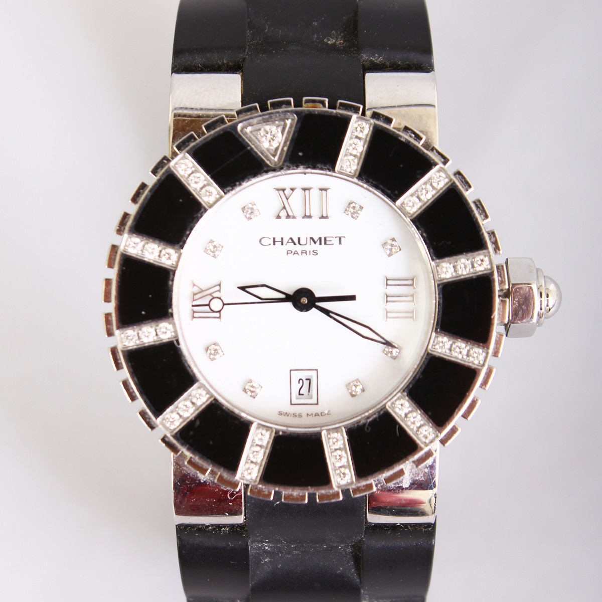 A GOOD CHAUMET PARIS DIAMOND SET WATCH AND STRAP, with spare strap, No. 622B-07458. - Image 2 of 6