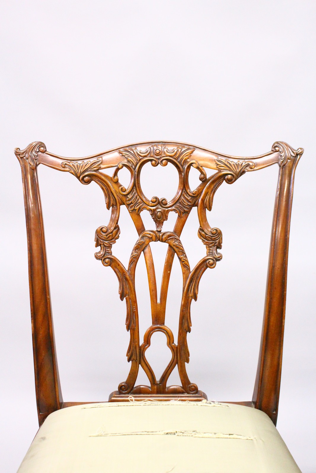 A GOOD SET OF TWELVE CHIPPENDALE STYLE MAHOGANY DINING CHAIRS, TWO WITH ARMS, with pierced vase - Image 3 of 5