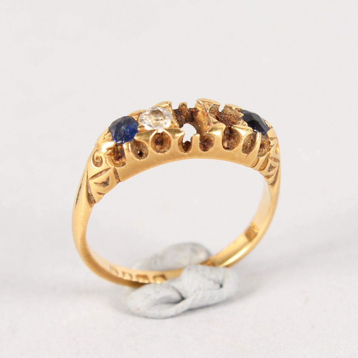 THREE 18CT GOLD RINGS, two others, a signet ring and a cameo (7). - Image 7 of 8