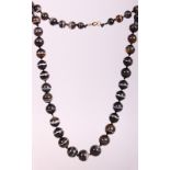 A GOOD BANDED AGATE NECKLACE.