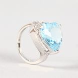 A 14K WHITE GOLD AND DIAMOND RING SET WITH A HEART SHAPE BLUE TOPAZ, approx. 9.86ct, diamonds