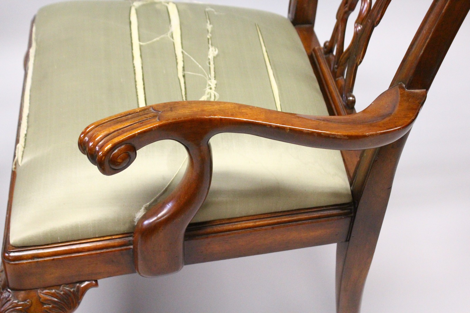 A GOOD SET OF TWELVE CHIPPENDALE STYLE MAHOGANY DINING CHAIRS, TWO WITH ARMS, with pierced vase - Image 4 of 5