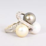 AN UNUSUAL PEARL DRESS RING set with three South Sea pearls, natural, gold and grey in colour, the