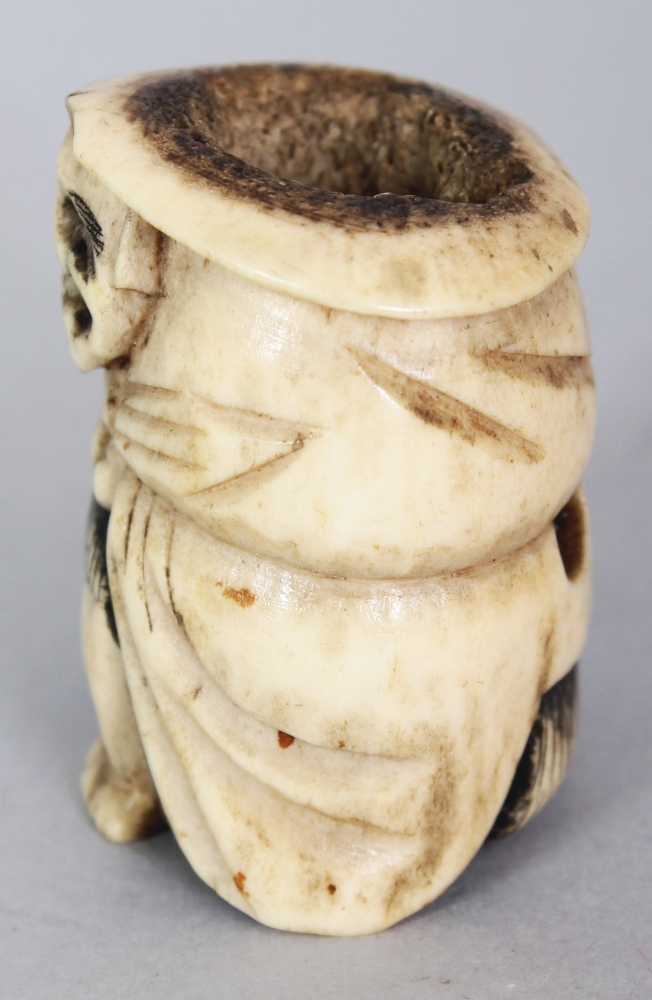 AN EARLY 20TH CENTURY JAPANESE BONE IVORY NETSUKE OF DARUMA, unsigned, the Buddhist monk seated, 1. - Image 4 of 6