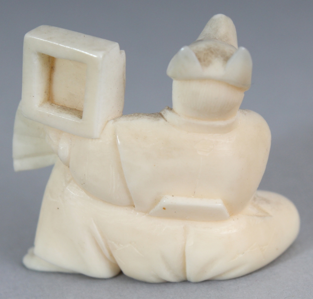 AN EARLY 20TH CENTURY JAPANESE IVORY NETSUKE OF A SEATED FOX, unsigned, the fox holding a fan, 1. - Image 3 of 6