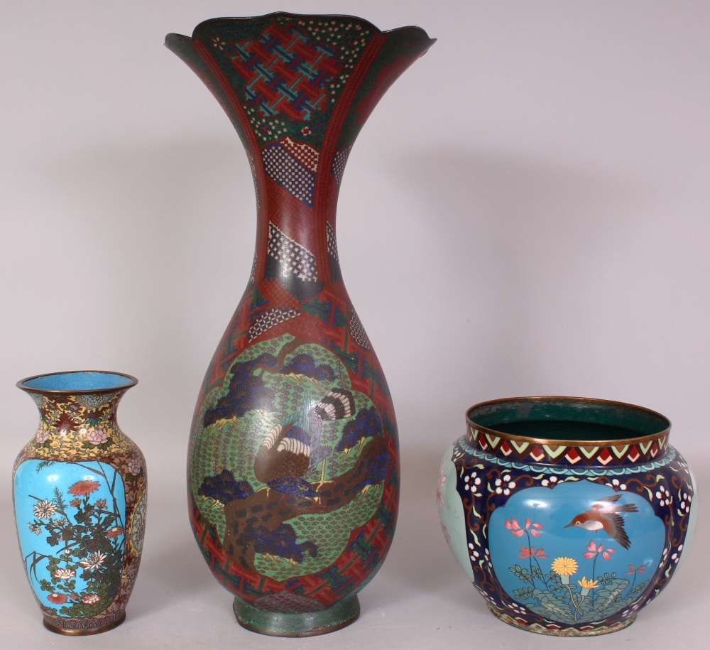 A LARGE JAPANESE MEIJI PERIOD CLOISONNE VASE, decorated with two barbed quatrefoil panels of - Image 3 of 9