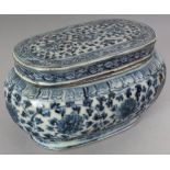 A RARE 15TH/16TH CENTURY CHINESE MING DYNASTY ISLAMIC MARKET BLUE & WHITE PORCELAIN PEN BOX,