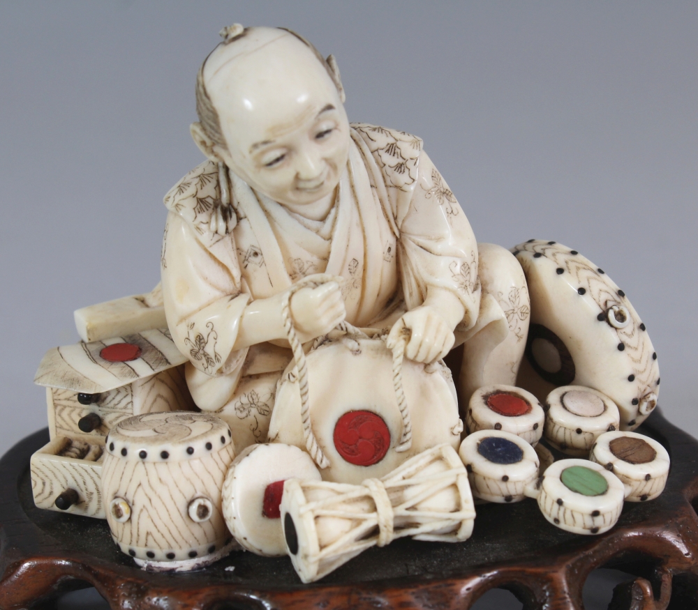 A GOOD SIGNED JAPANESE MEIJI PERIOD INLAID IVORY OKIMONO OF A DRUM SELLER, together with a fixed - Image 5 of 8