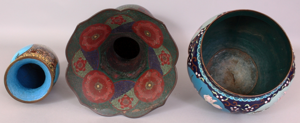 A LARGE JAPANESE MEIJI PERIOD CLOISONNE VASE, decorated with two barbed quatrefoil panels of - Image 8 of 9
