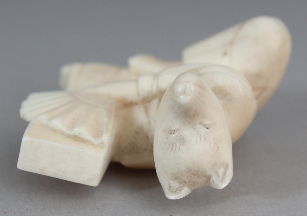 AN EARLY 20TH CENTURY JAPANESE IVORY NETSUKE OF A SEATED FOX, unsigned, the fox holding a fan, 1. - Image 5 of 6