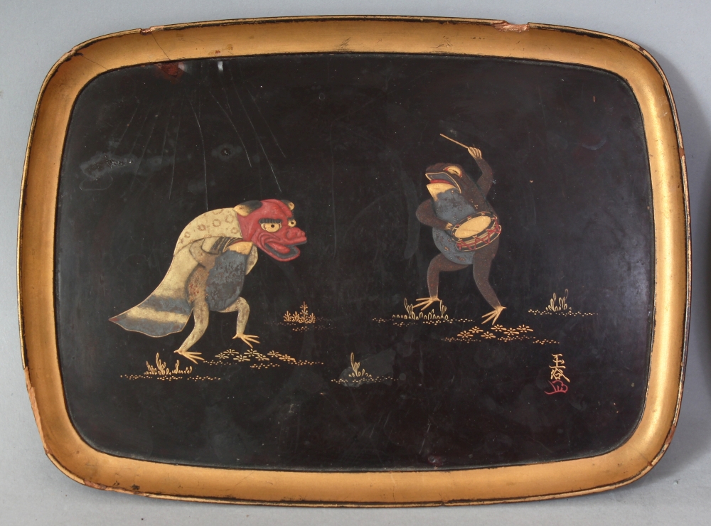 A PAIR OF SIGNED JAPANESE MEIJI PERIOD LACQUER DISHES, one decorated with two battling frogs, the - Image 2 of 4