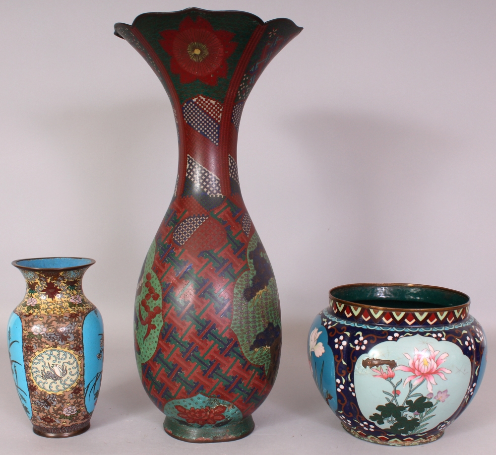 A LARGE JAPANESE MEIJI PERIOD CLOISONNE VASE, decorated with two barbed quatrefoil panels of - Image 2 of 9