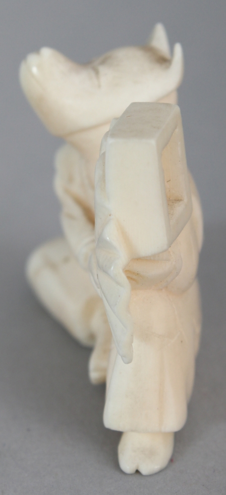 AN EARLY 20TH CENTURY JAPANESE IVORY NETSUKE OF A SEATED FOX, unsigned, the fox holding a fan, 1. - Image 4 of 6