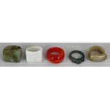 A GROUP OF FIVE VARIOUS JADE & HARDSTONE RINGS. (5)