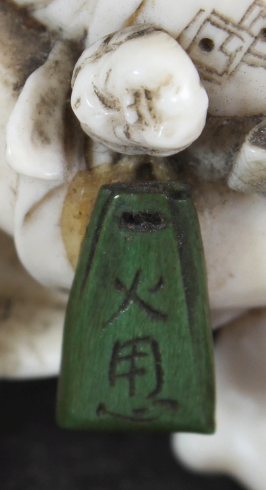 A GOOD SIGNED JAPANESE MEIJI PERIOD INLAID IVORY OKIMONO OF A DRUM SELLER, together with a fixed - Image 6 of 8