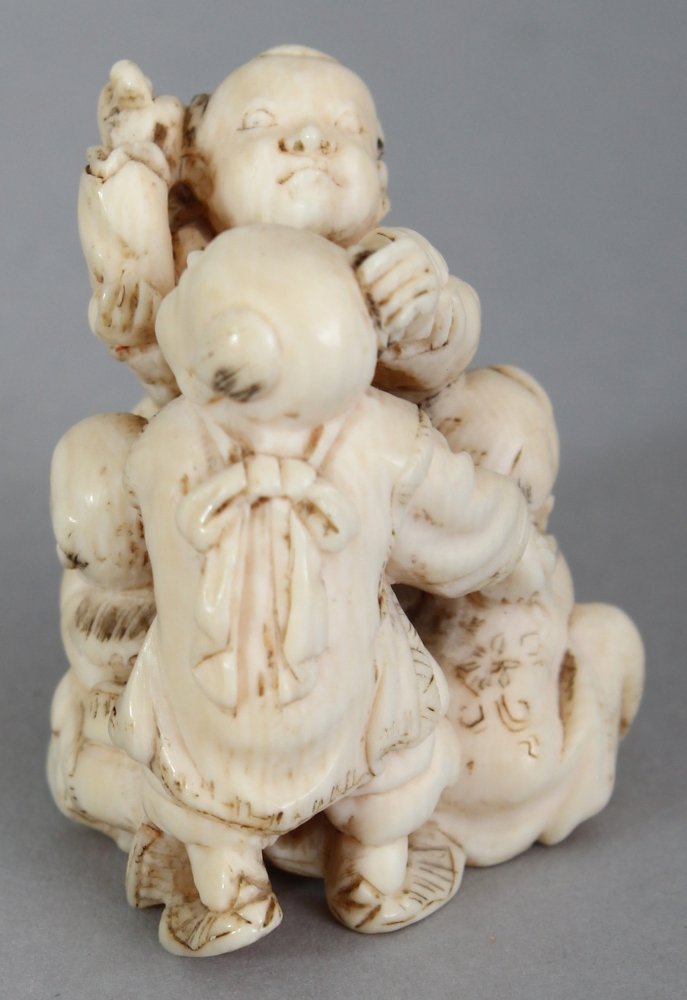 A GOOD QUALITY JAPANESE MEIJI PERIOD IVORY OKIMONO OF A GROUP OF FIVE PLAYING BOYS, unsigned, 1. - Image 4 of 6